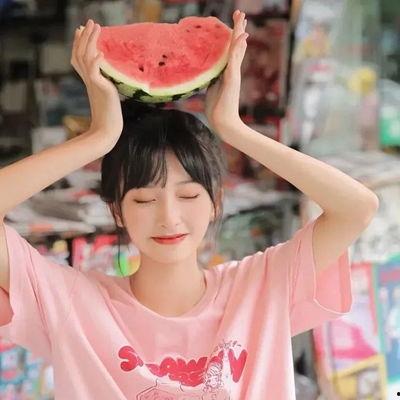 蹲下吃瓜头像女,尽显女性魅力